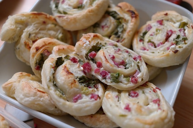 Caracoles de hojaldre con jamón ibérico