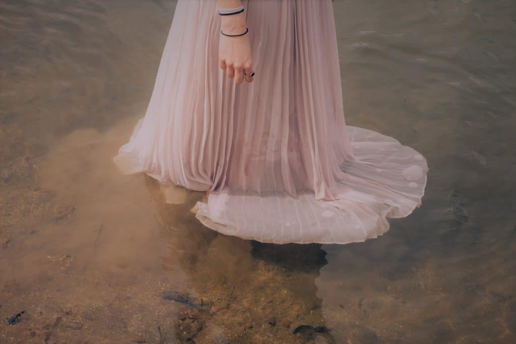 CHICA HACIENDO LIMPIEZA ENERGETICA